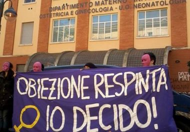 Torino, la mobilitazione contro gli antiabortisti continua: presidio al consiglio regionale