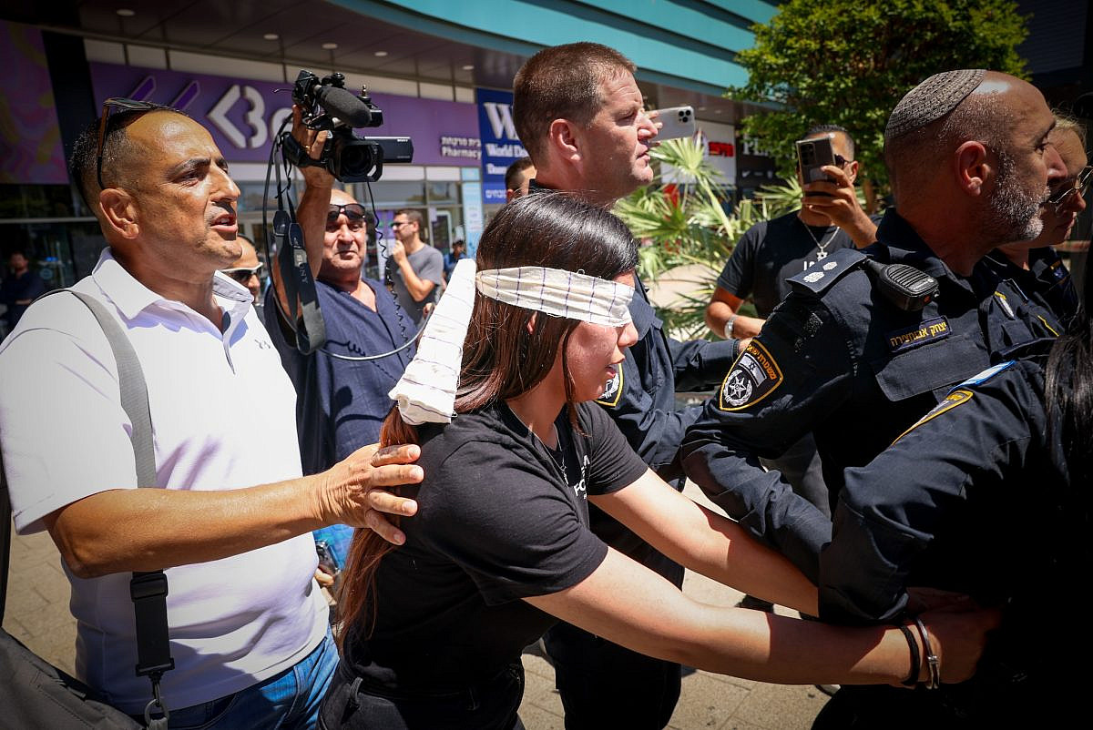 Per la polizia israeliana, umiliare le donne palestinesi è uno strumento di repressione collettiva