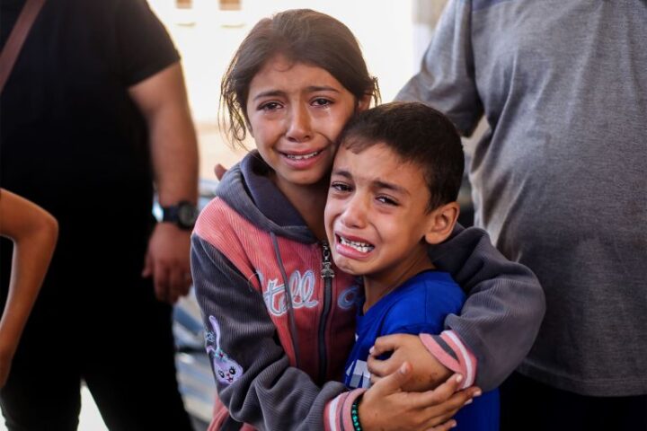 445° giorno di olocausto israelo-statunitense a Gaza. Le forze di occupazione costringono i pazienti ad evacuare l’ospedale di Beit Lahia. Philippe Lazzarini: a Gaza ogni ora viene ucciso un bambino. Bilancio attuale: 45.338 morti e 107.764 feriti